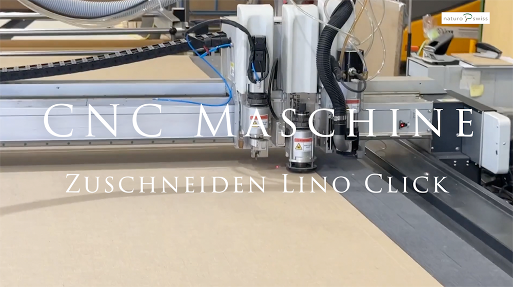 Unsere CNC Maschine beim Zuschneiden von Lino Click 